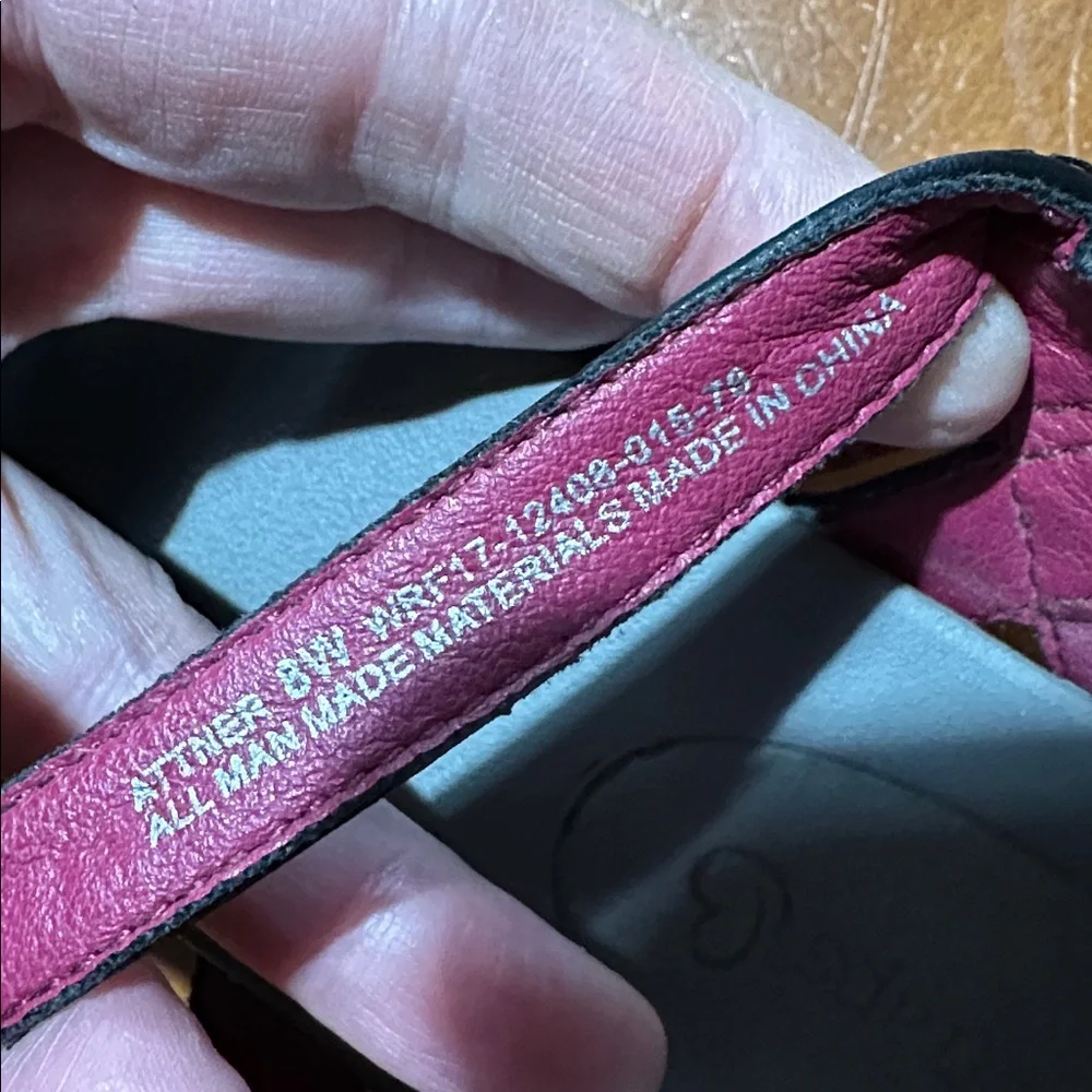 BareTraps Black Sandals with Floral Design - Picture 7 of 7